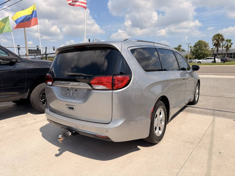 2017 Chrysler Pacifica Touring-L Plus