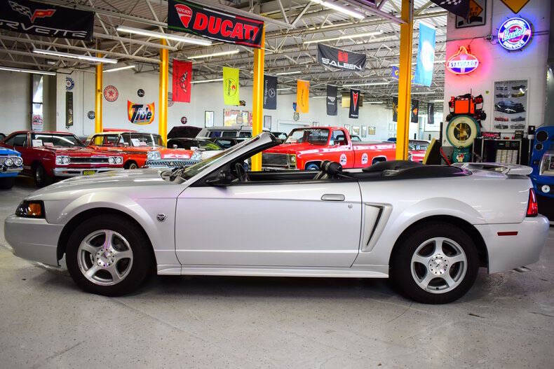 2004 Ford Mustang Deluxe