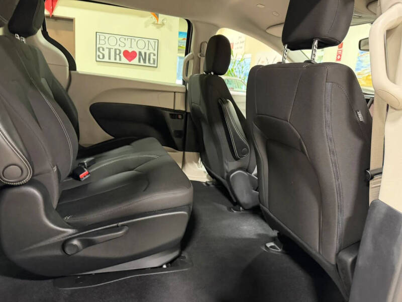 2021 Chrysler Voyager L