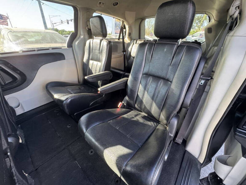 2015 Chrysler Town and Country Touring-L