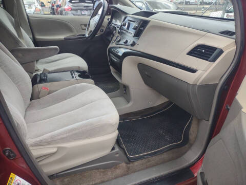 2012 Toyota Sienna LE 7-Passenger Auto Access Seat