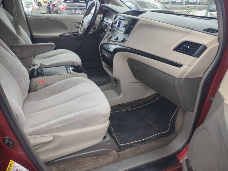 2012 Toyota Sienna LE 7-Passenger Auto Access Seat