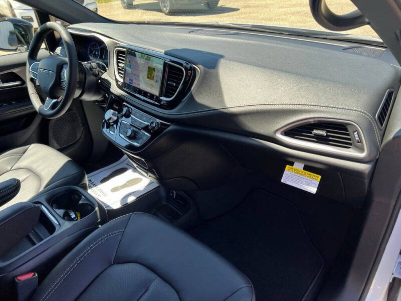 2027 Chrysler Pacifica Select