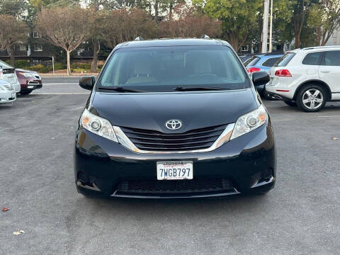 2017 Toyota Sienna LE 8-Passenger