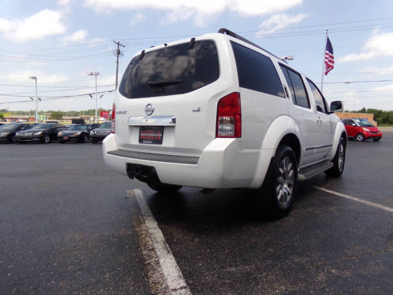 2010 Nissan Pathfinder LE