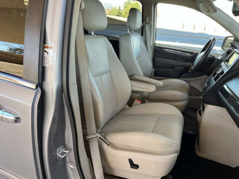 2016 Chrysler Town and Country Touring-L