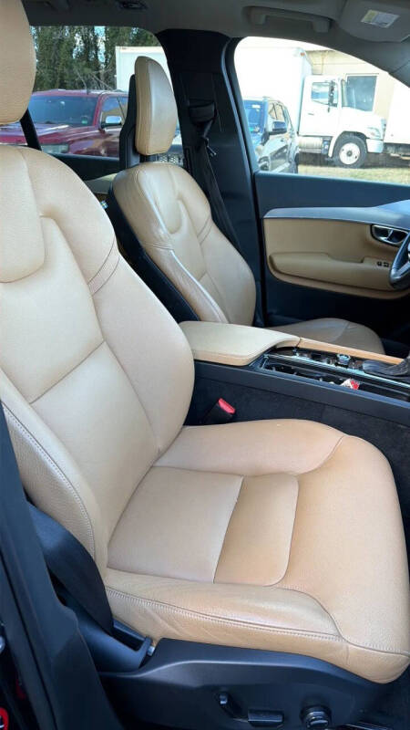 2016 Volvo XC90 T6 Momentum