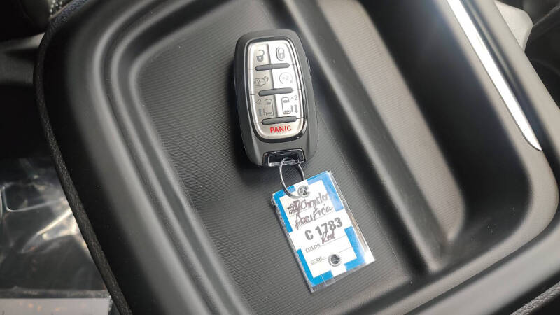 2027 Chrysler Pacifica Select