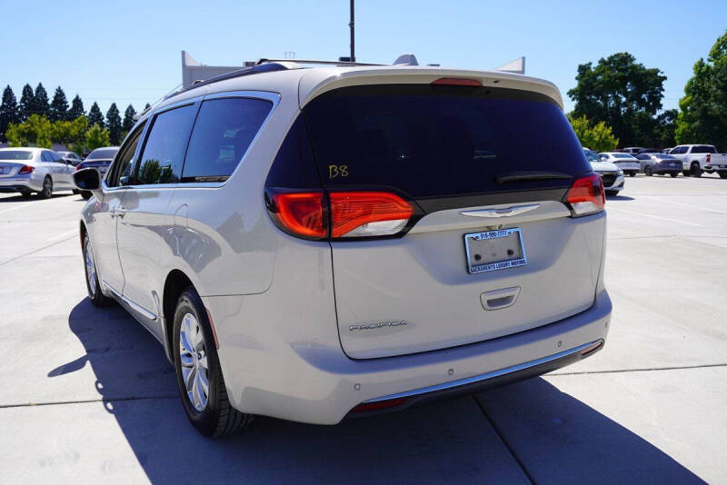 2017 Chrysler Pacifica Touring-L