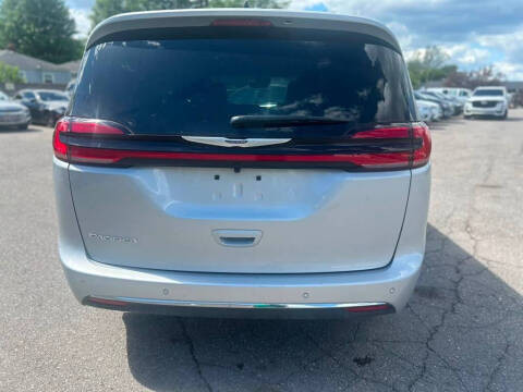 2026 Chrysler Pacifica Select