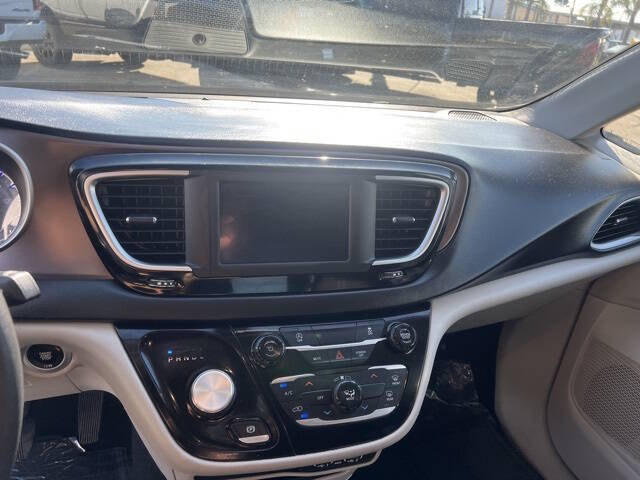 2022 Chrysler Voyager LX