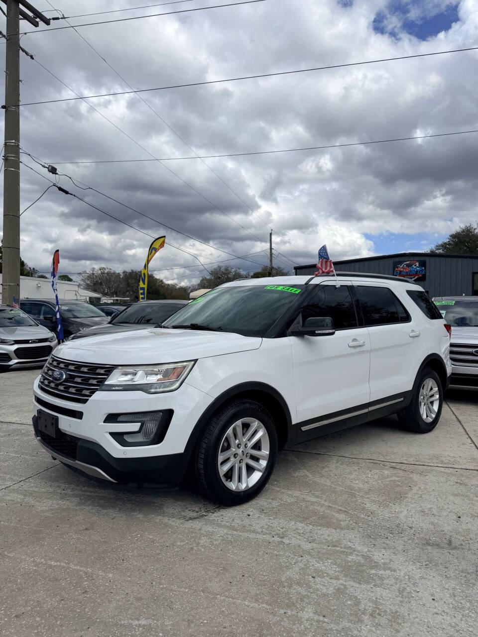 White 2017 Ford Explorer XLT XLT 4dr SUV 1
