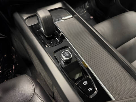 2024 Volvo XC60 B5 Core Dark Theme