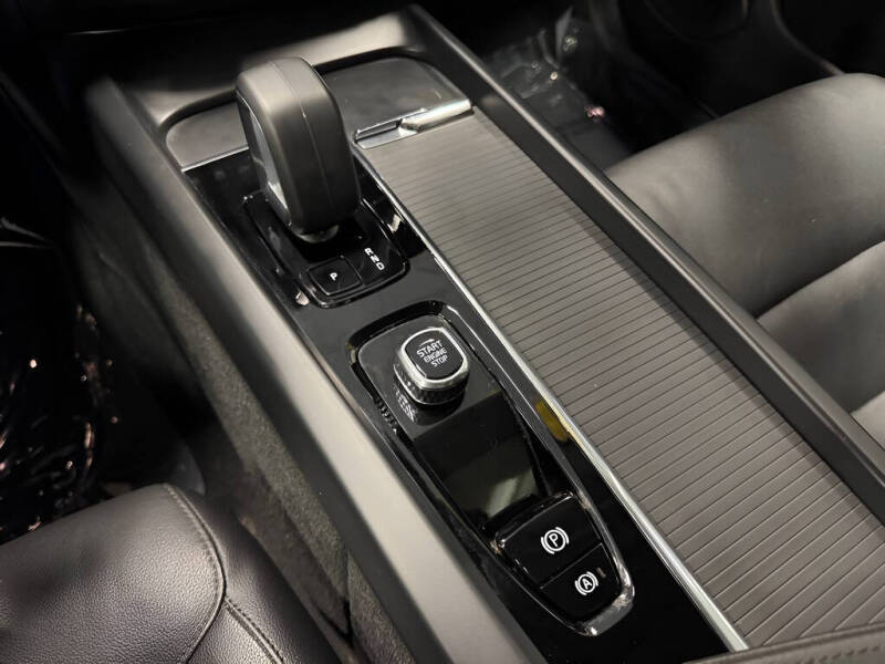 2024 Volvo XC60 B5 Core Dark Theme