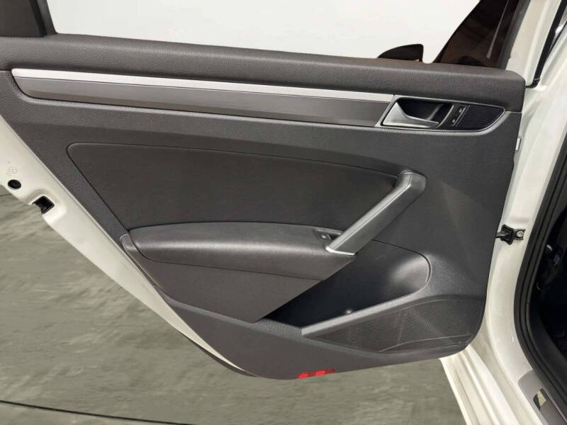 2017 Volkswagen Passat 1.8T R-Line