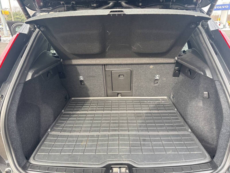 2025 Volvo XC40 B5 Plus Dark Theme