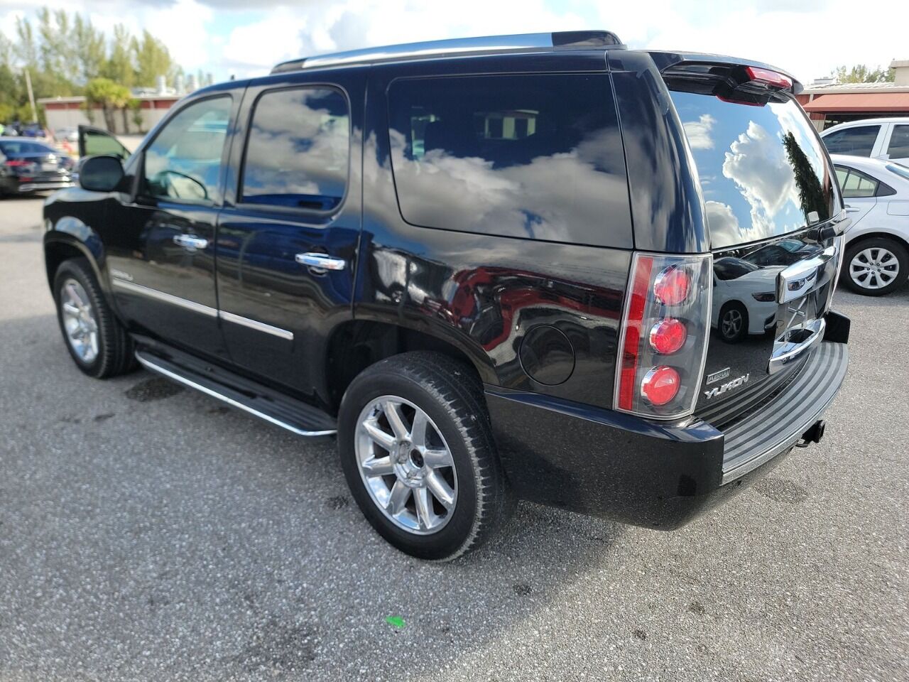 2011 GMC Yukon SUV / Crossover - $7,995
