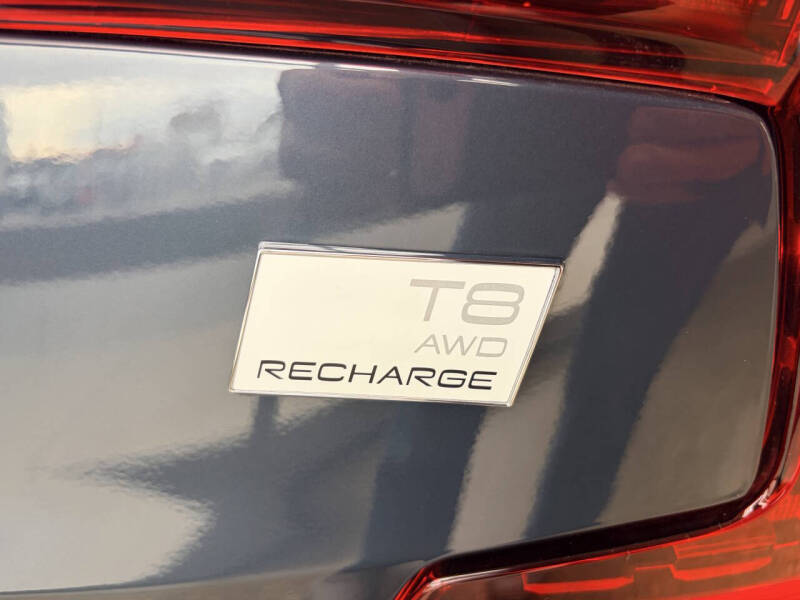 2024 Volvo S60 Recharge T8 Core Dark Theme