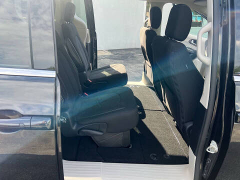 2022 Chrysler Voyager LX