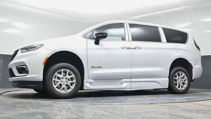 2025 Chrysler Pacifica Select