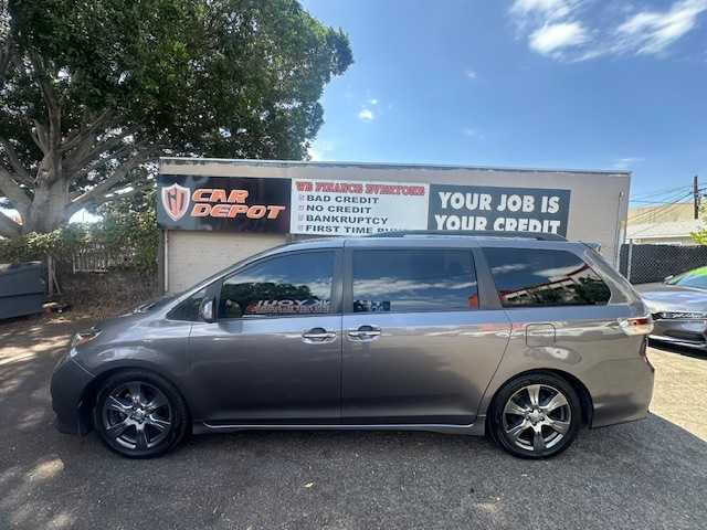 2017 Toyota Sienna SE Premium 8-Passenger