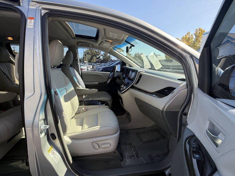 2017 Toyota Sienna XLE 8-Passenger