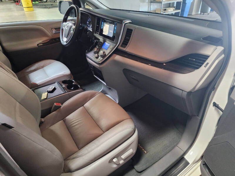 2017 Toyota Sienna XLE 8-Passenger