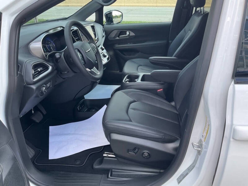 2026 Chrysler Pacifica Select