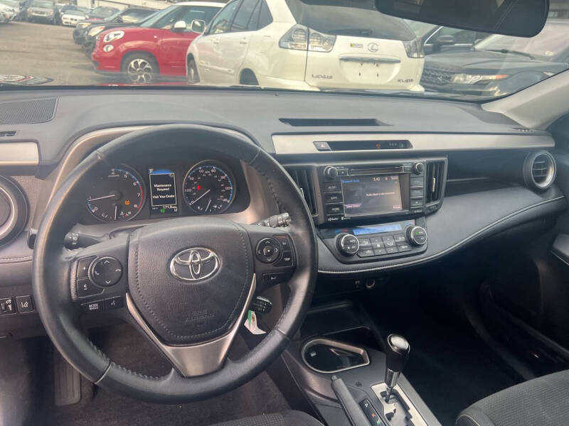 2017 Toyota RAV4 XLE photo 12