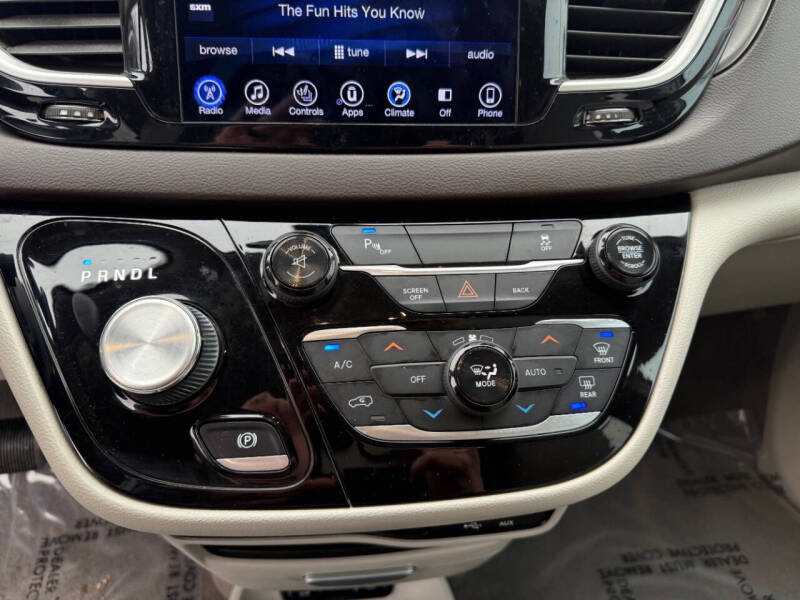 2017 Chrysler Pacifica Touring-L