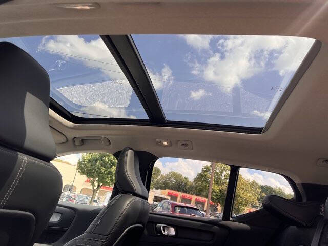 2025 Volvo XC40 B5 Plus Bright Theme