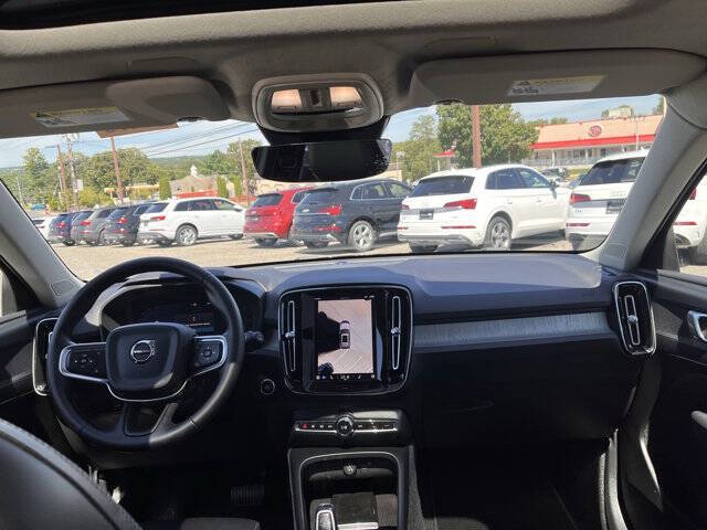 2025 Volvo XC40 B5 Plus Dark Theme