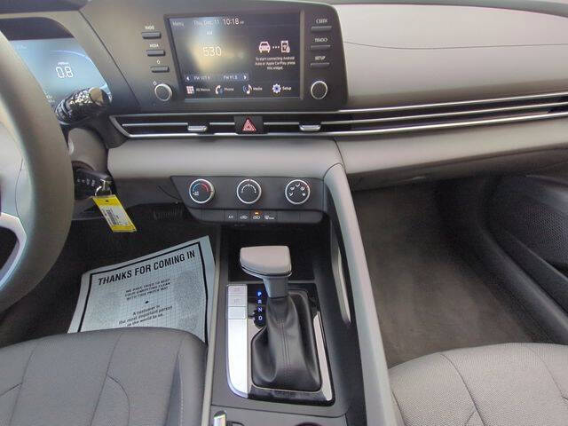 2025 Hyundai Elantra SE