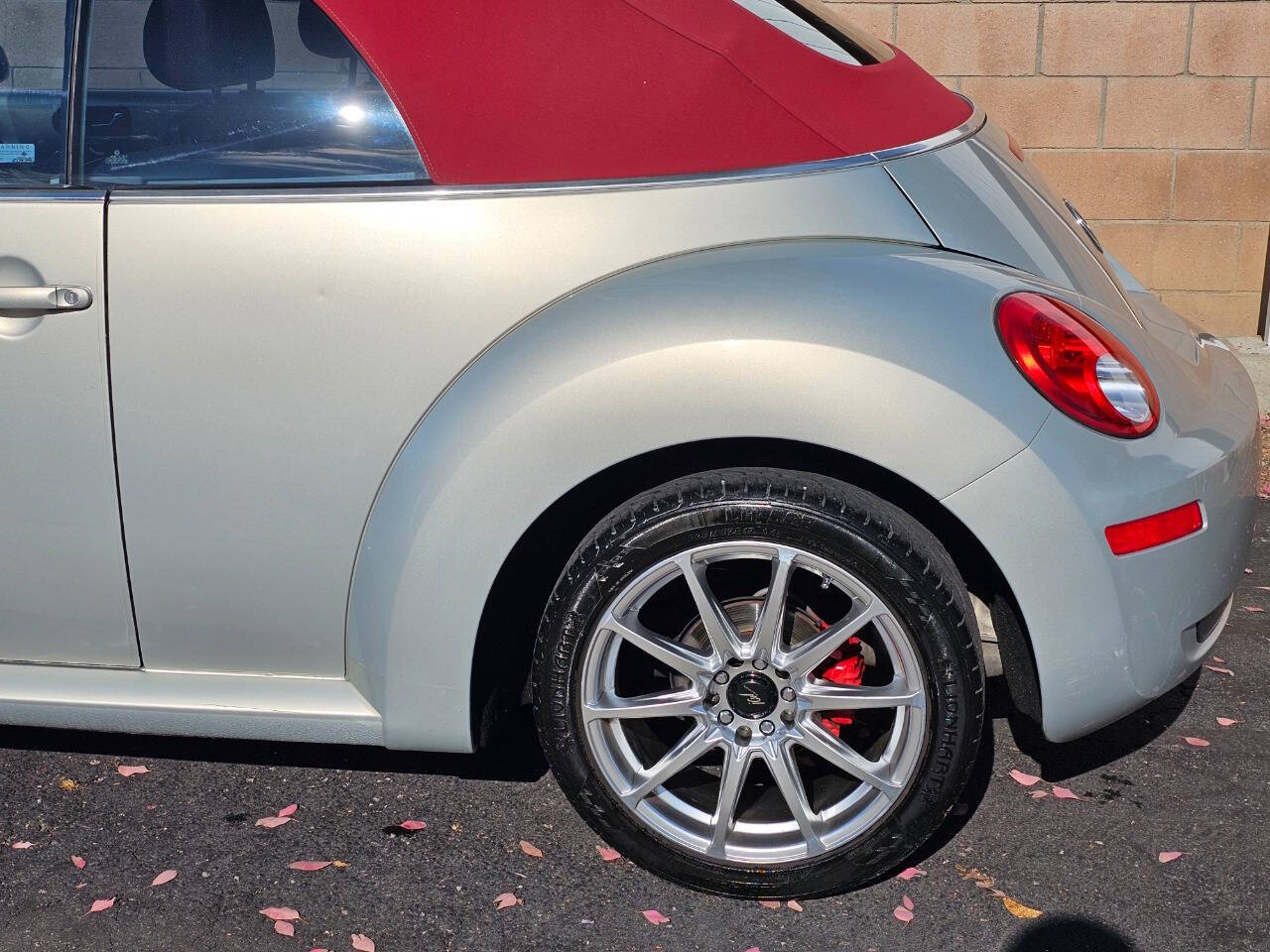 2009 Volkswagen New Beetle Convertible 8