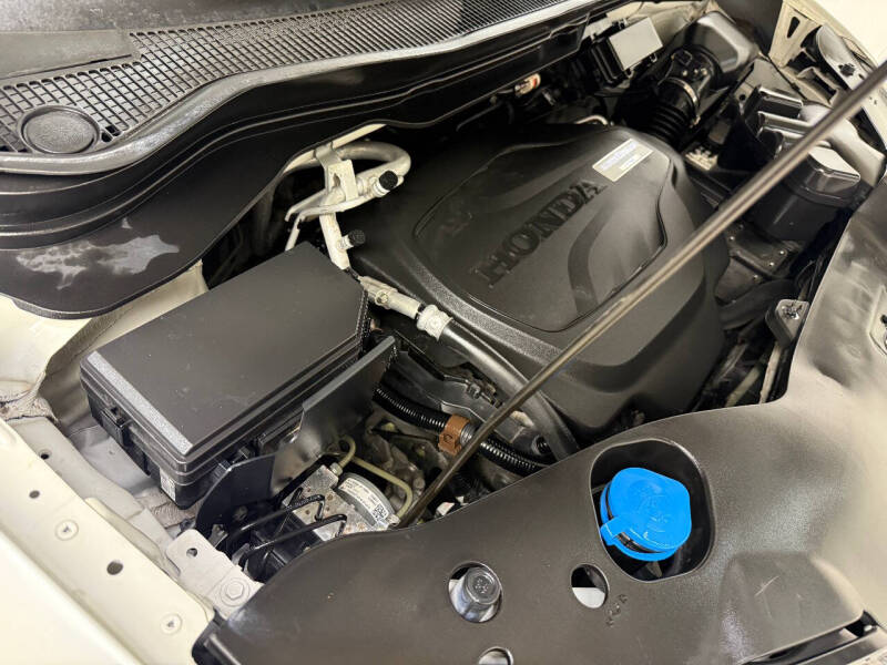 2019 Honda Pilot Touring w/Rear Captain's Chairs