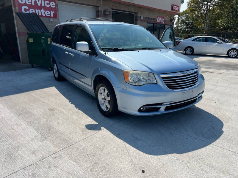 Used 2012 Chrysler Town & Country Touring with VIN 2C4RC1BG2CR303192 for sale in Detroit, MI