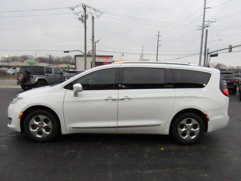 2017 Chrysler Pacifica Touring-L Plus