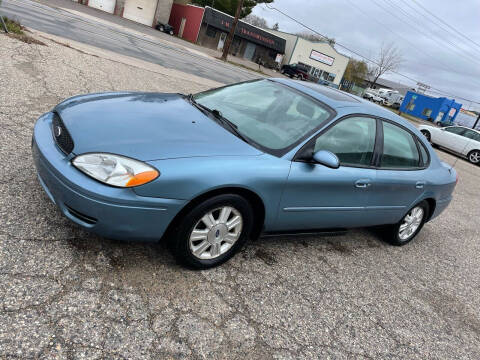 2005 Ford Taurus for sale at United Motors in Saint Cloud MN