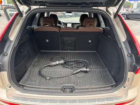 2025 Volvo XC60 T8 Plus Dark Theme