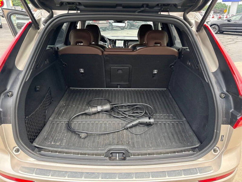 2025 Volvo XC60 T8 Plus Dark Theme