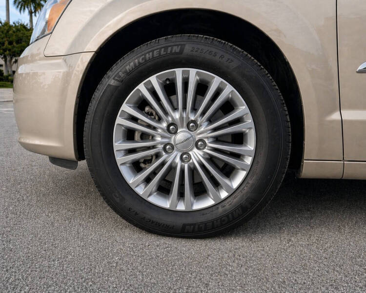 2013 Chrysler Town and Country Touring-L