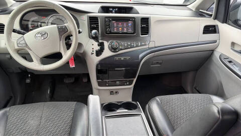2012 Toyota Sienna SE 8-Passenger