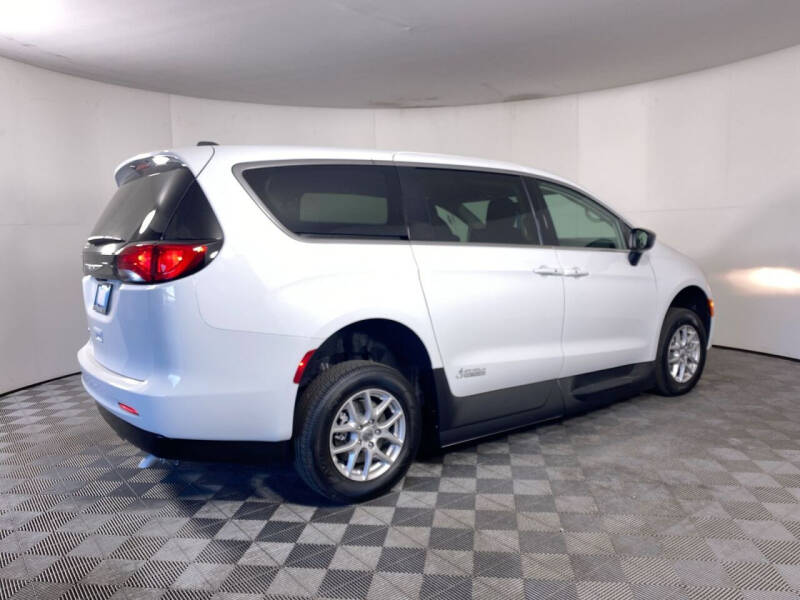 2024 Chrysler Voyager LX