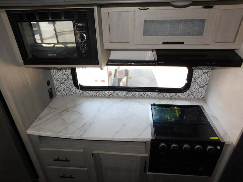 2023 Coleman Lantern 337 BH