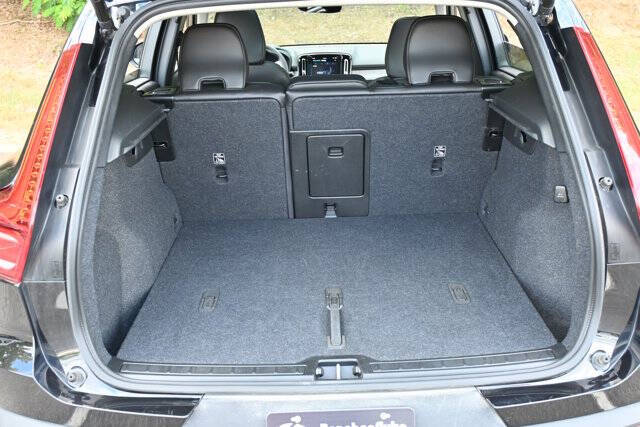 2025 Volvo XC40 B5 Plus Dark Theme