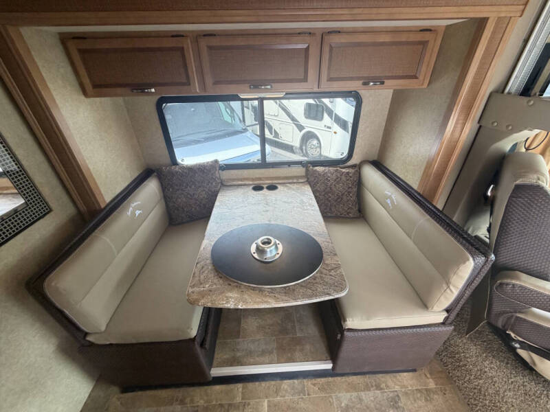 2015 Thor Motor Coach Axis