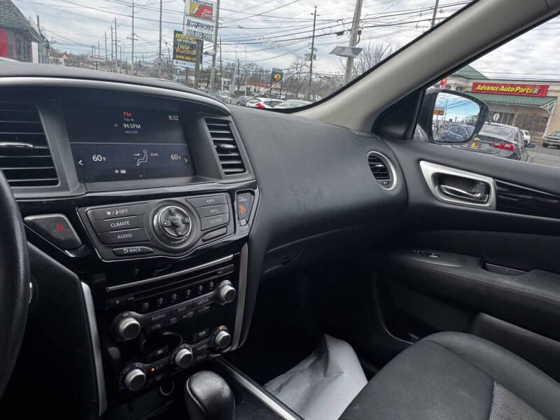 2017 Nissan Pathfinder SL