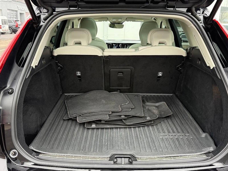 2023 Volvo XC60 B5 Plus Bright Theme