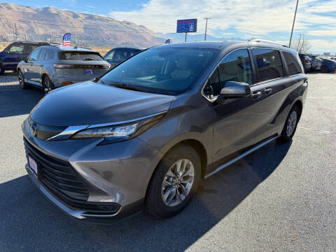 2024 Toyota Sienna LE 8-Passenger