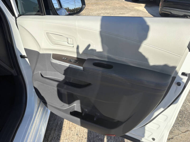 2022 Toyota Sienna LE 8-Passenger